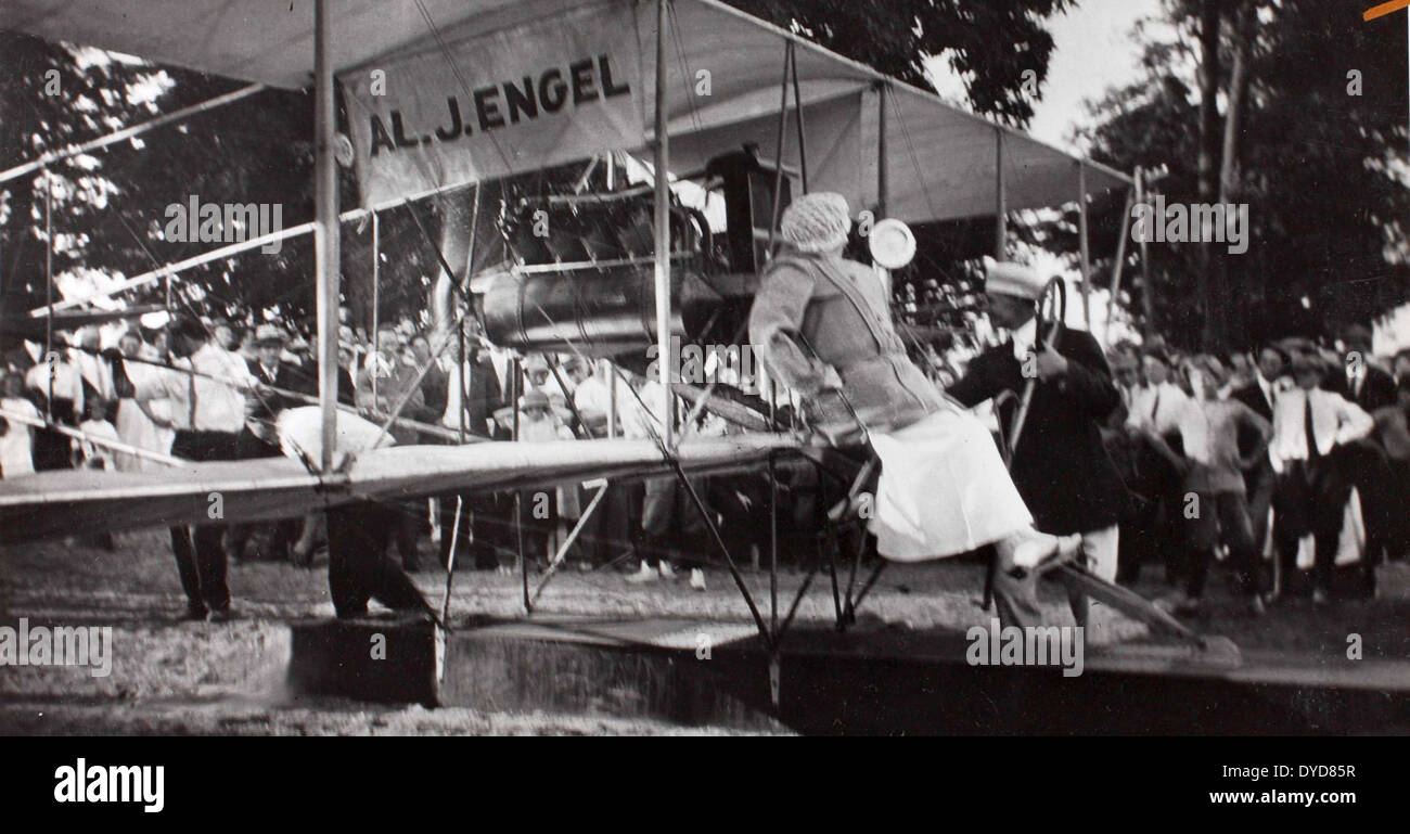 Cette image de l’album de Ray Fife présente les premiers modèles d’hydravions, pousseurs et triades de Glenn Curtiss, qui ont joué un rôle déterminant dans l’avancement de la conception d’hydravions et d’avions amphibies au début du XXe siècle. Banque D'Images