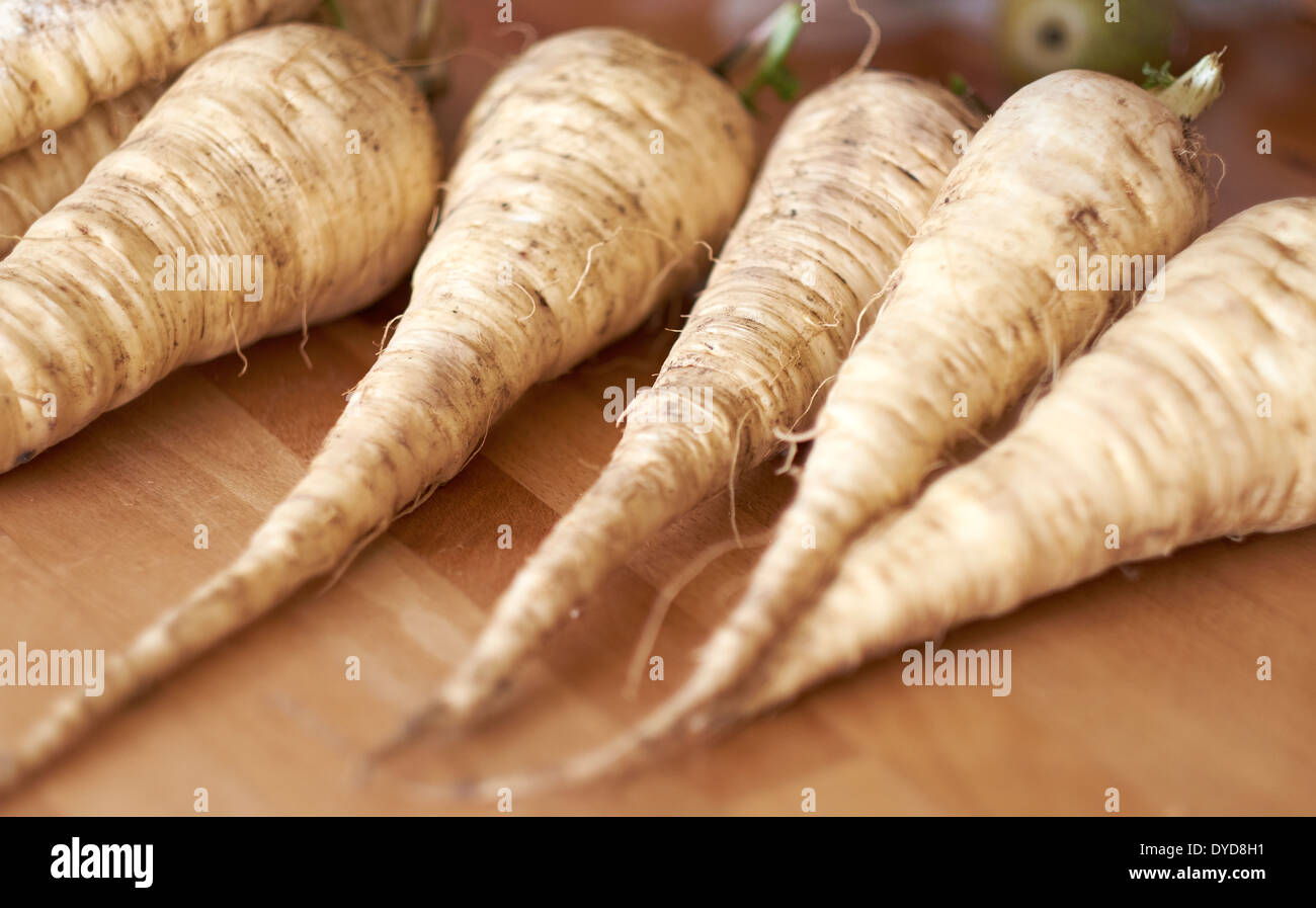 Le panais cultivé accueil frais allongé sur un banc en bois dans une cuisine. Banque D'Images