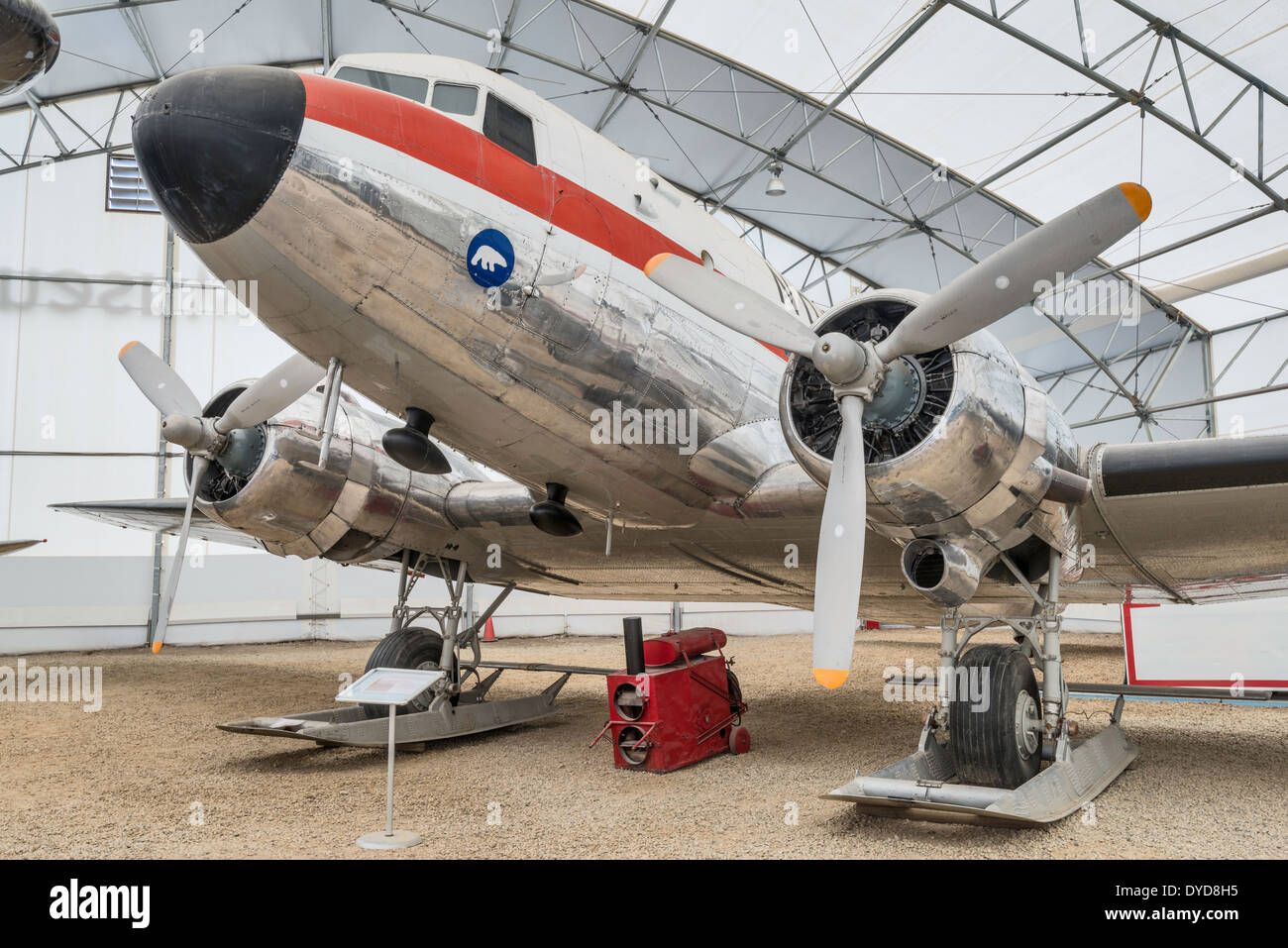 Douglas DC-3, un avion Dakota tente Hangar à Aero Space Museum, Calgary, Alberta, Canada Banque D'Images