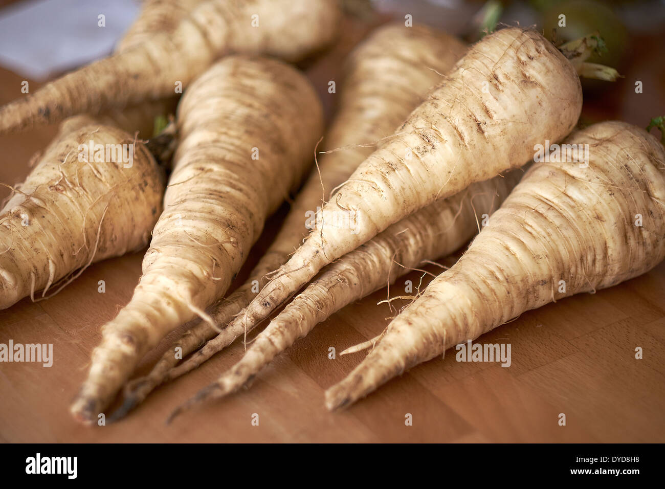 Le panais cultivé accueil frais allongé sur un banc en bois dans une cuisine. Banque D'Images