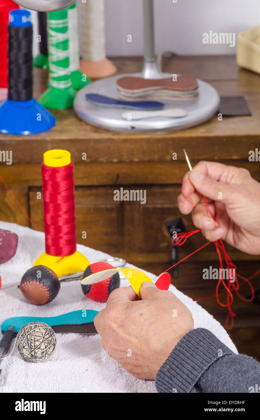 Petits morceaux de cuir à coudre dans une pelote basque traditionnel ball Banque D'Images