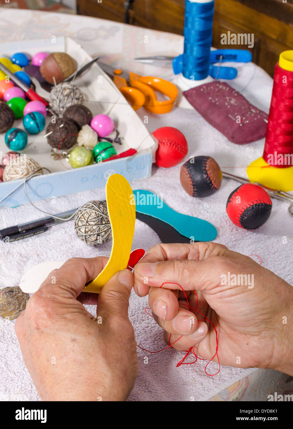 Petits morceaux de cuir à coudre dans une pelote basque traditionnel ball Banque D'Images