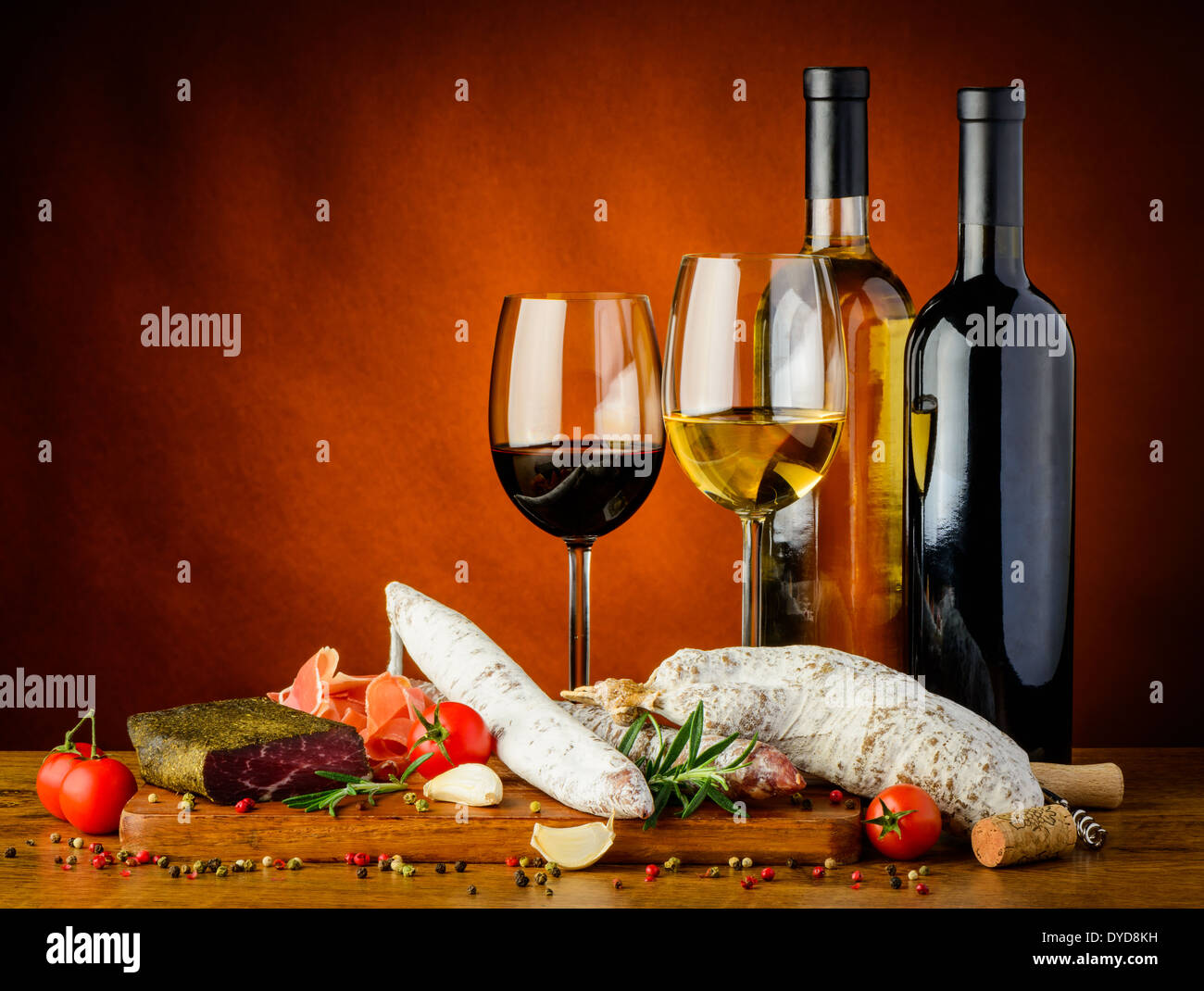 Nature morte avec verre et la bouteille de vin et des saucisses traditionnelles Banque D'Images