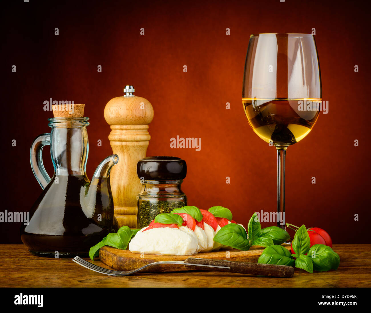 Salade caprese avec de la mozzarella, basilic, tomates et vin blanc Banque D'Images