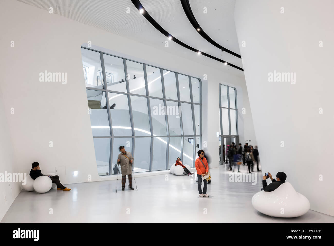 Conception Dongdaemun Plaza (DDP), Séoul, Corée du Sud. Architecte : Zaha Hadid Architects, 2014. Visiteurs en face d'escalier windo Banque D'Images