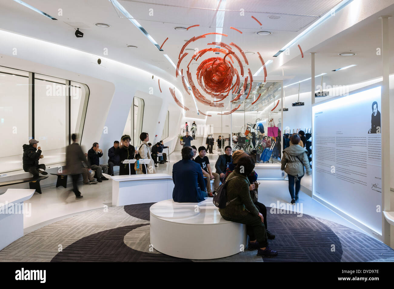 Conception Dongdaemun Plaza (DDP), Séoul, Corée du Sud. Architecte : Zaha Hadid Architects, 2014. Design Shop et cafétéria avec visite Banque D'Images