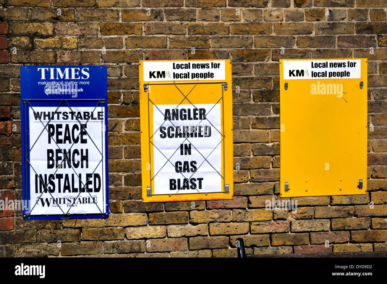 Whitstable, Kent, Angleterre, Royaume-Uni. Manchettes de journaux locaux (avril 2014) Banque D'Images
