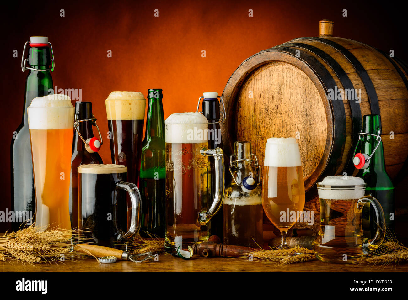 Nature morte avec différentes bouteilles, verres et chopes de bière boissons Banque D'Images