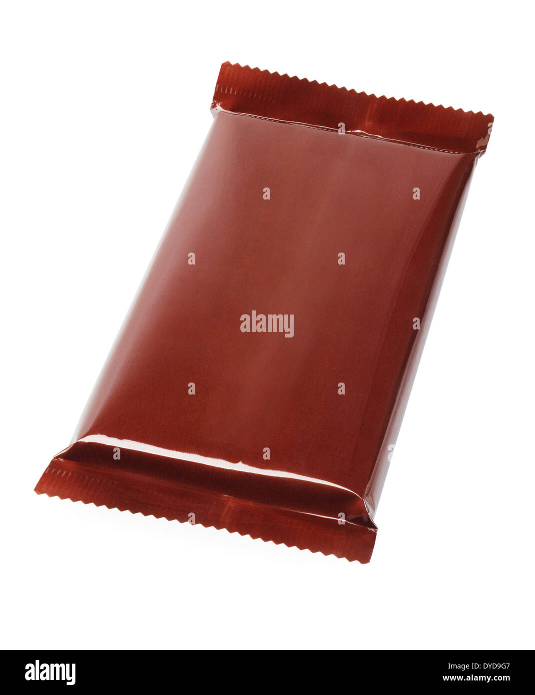 Barre de chocolat en emballage plastique sur fond blanc Banque D'Images