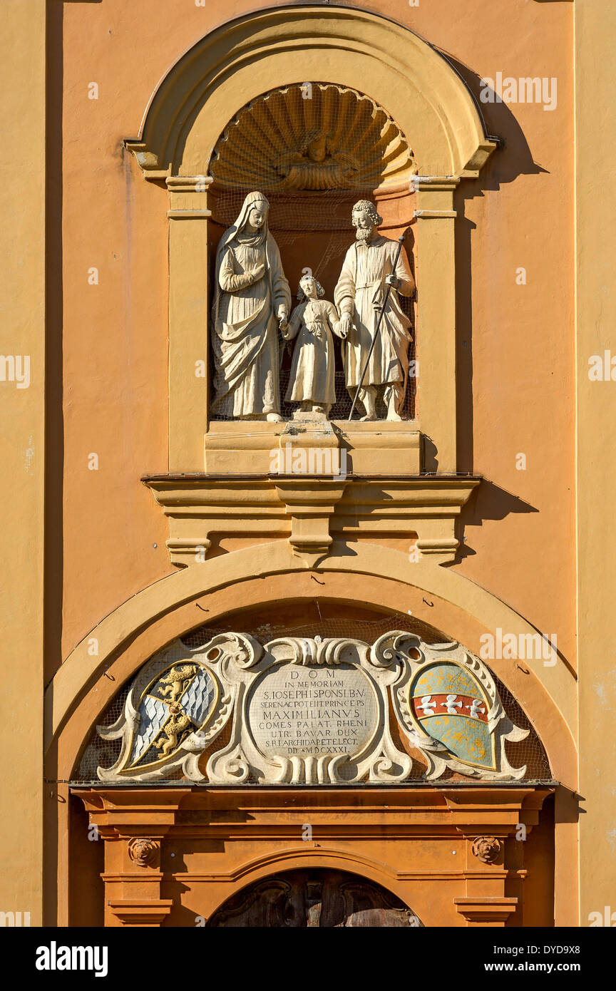 Niche avec des statues de Marie, Jésus et Joseph au-dessus du portail ouest, Studienkirche ou l'église de Saint Joseph, Burghausen Banque D'Images