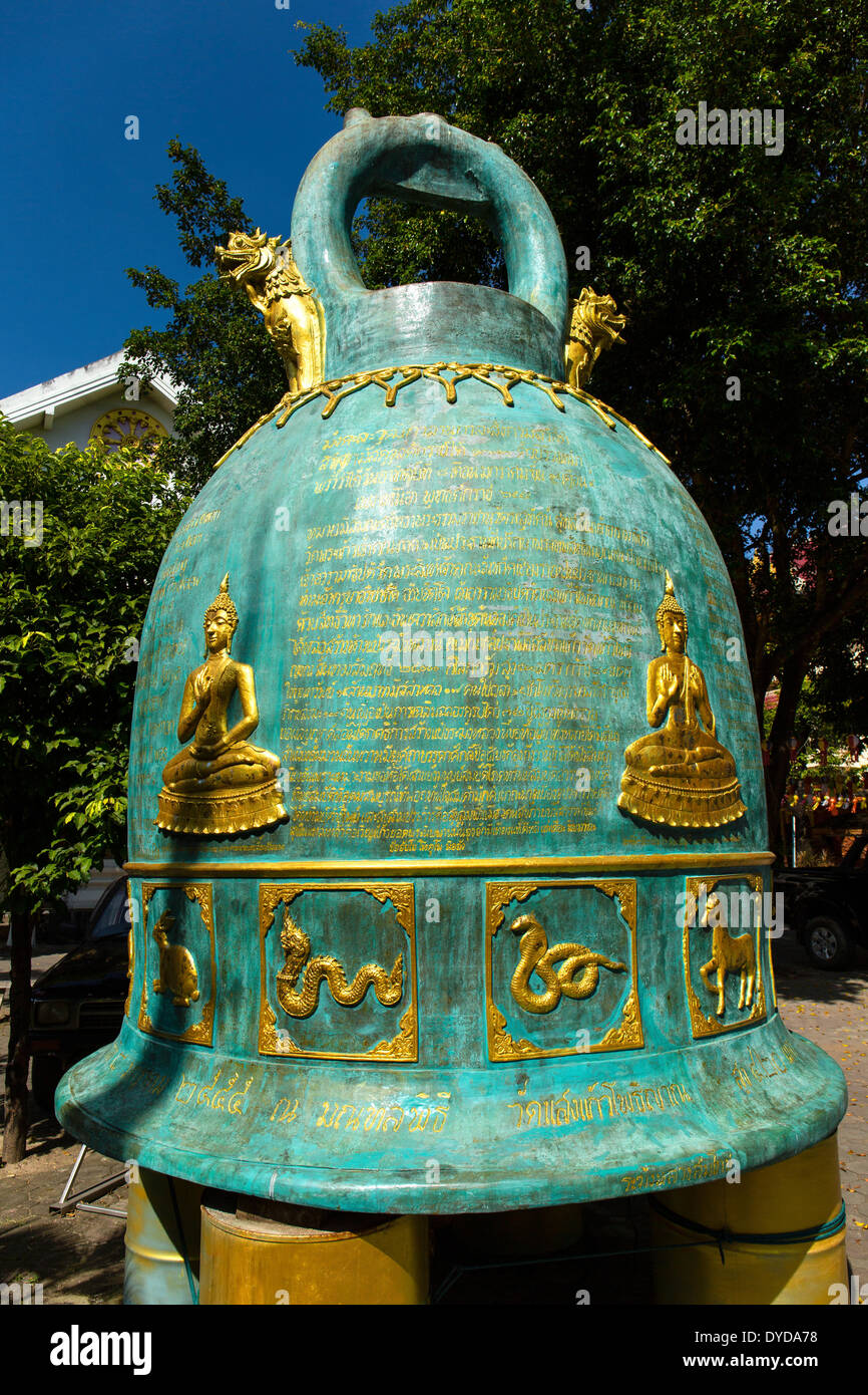 Phrah Wat Singh, bell énorme devant le temple, décoré avec des symboles de l'année chinoise, Chiang Rai, Chiang Rai province Banque D'Images