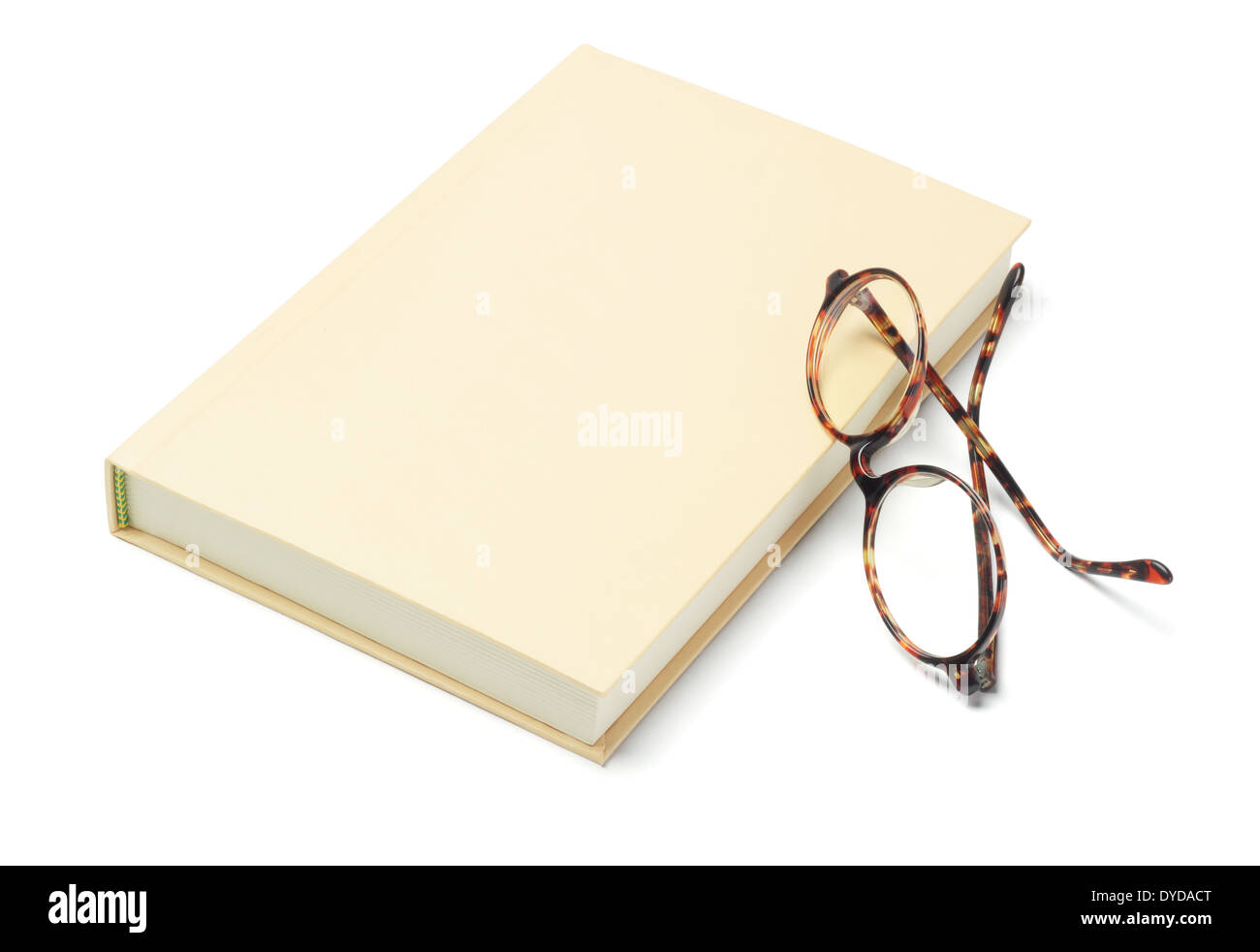 Livre à couverture rigide et lunettes de lecture sur fond blanc Banque D'Images