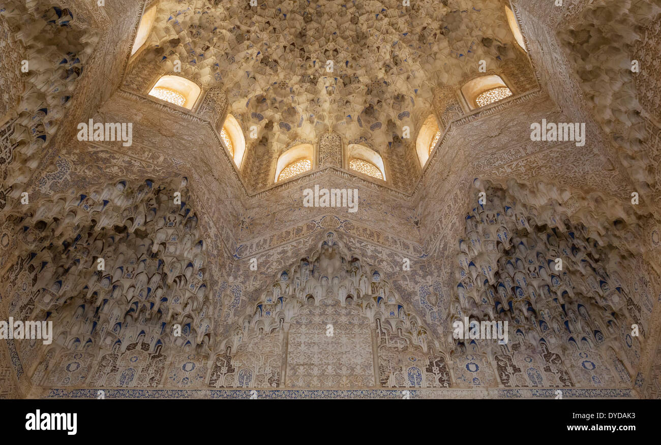 Plafond dans le hall de l'Abencerrages, Sala de los Abencerrajes, palais de l'Alhambra avec ses créneaux et dôme de style mauresque Banque D'Images