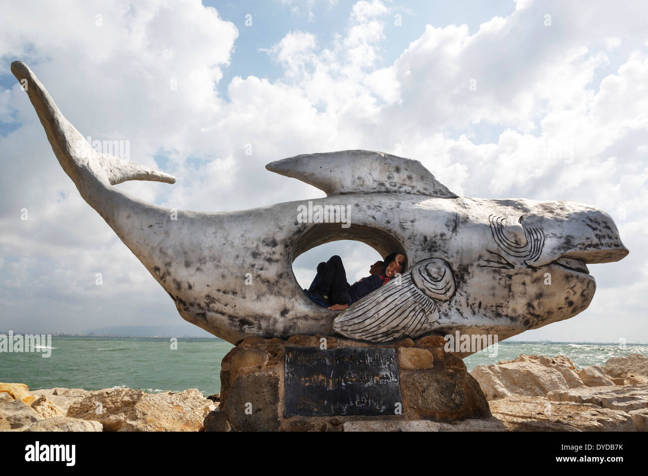 Jonas et la baleine sculpture au port de la vieille ville d'Akko (Acre), Israël. Banque D'Images