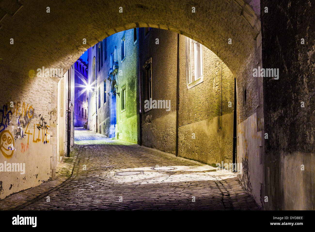 Une jolie rue pavée, dans le quartier de la ville de Luxembourg Grund dans la nuit. Banque D'Images