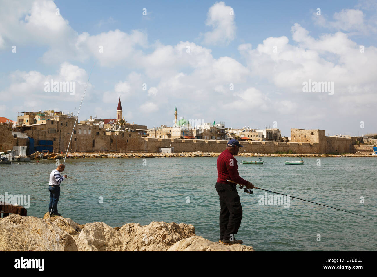 Les personnes qui pêchent dans la vieille ville d'Akko (Acre), Israël. Banque D'Images