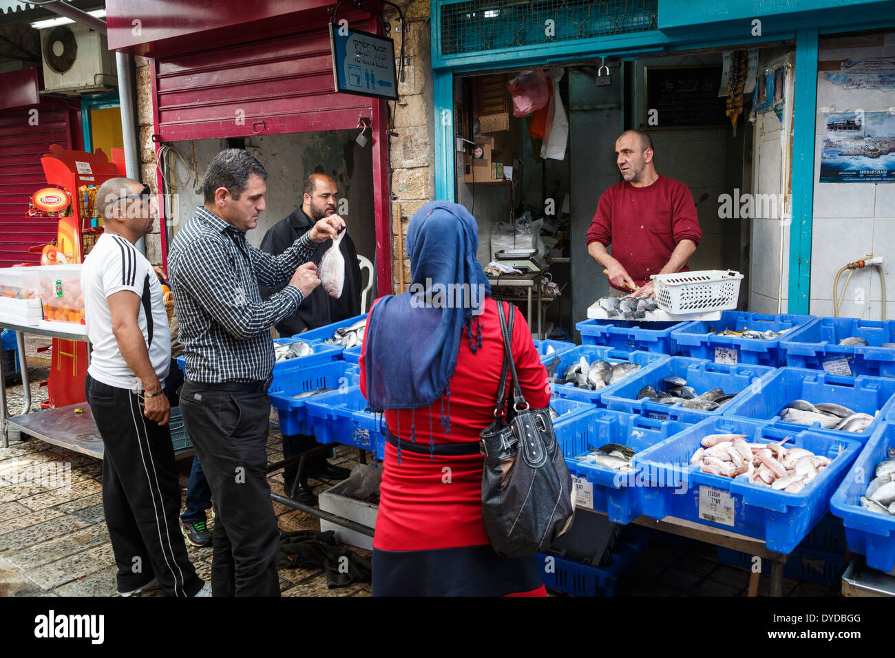 Décrochage du poisson au marché de la vieille ville d'Akko (Acre), Israël. Banque D'Images