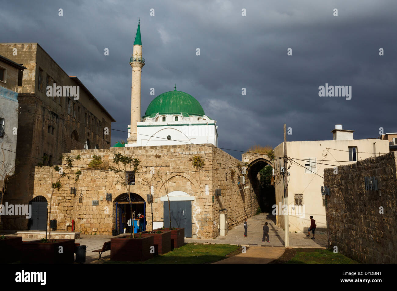 Scène de rue et la mosquée Al Jazzar dans la vieille ville d'Akko (Acre), Israël. Banque D'Images