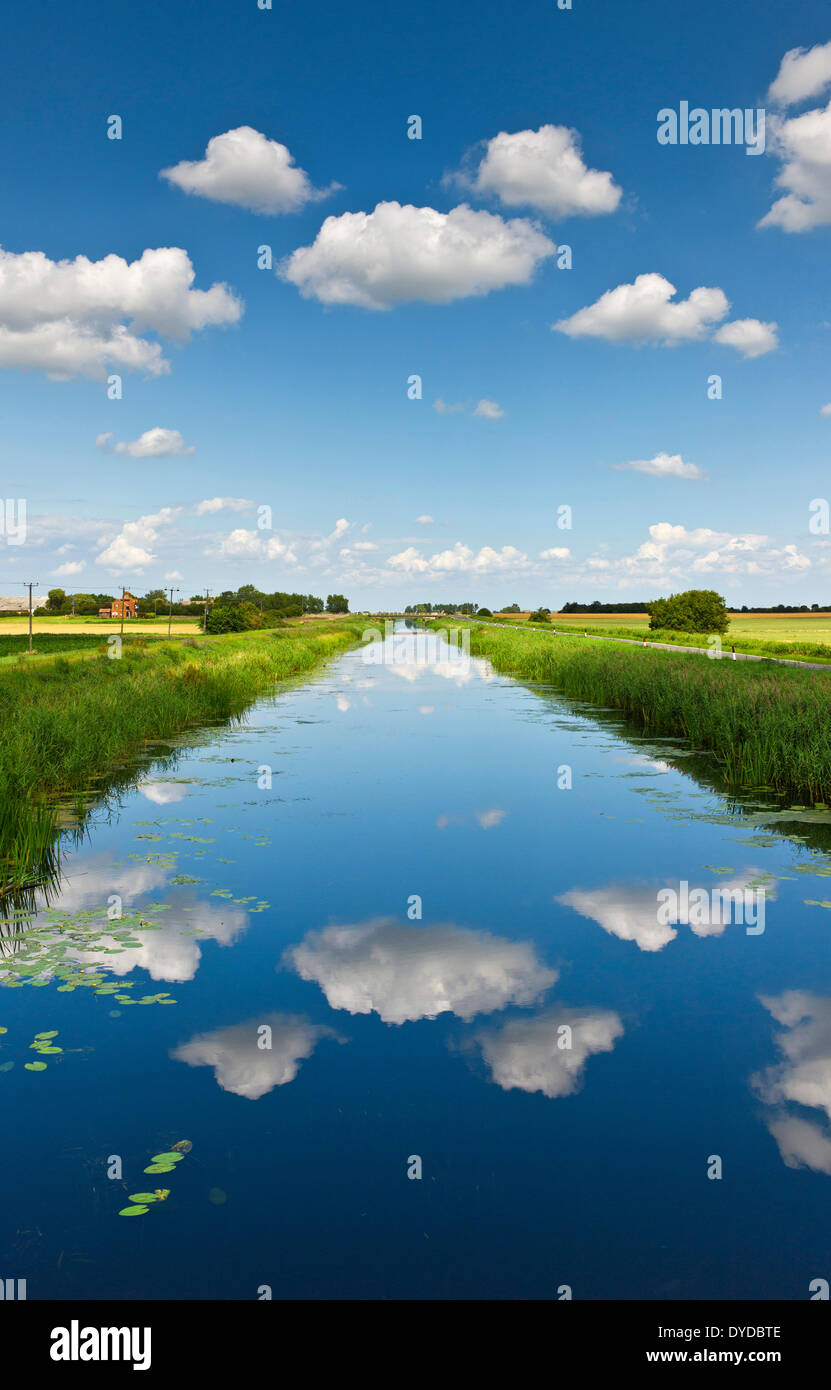 Des nuages sur les seize pieds de Cambridgeshire vidange. fenland Banque D'Images