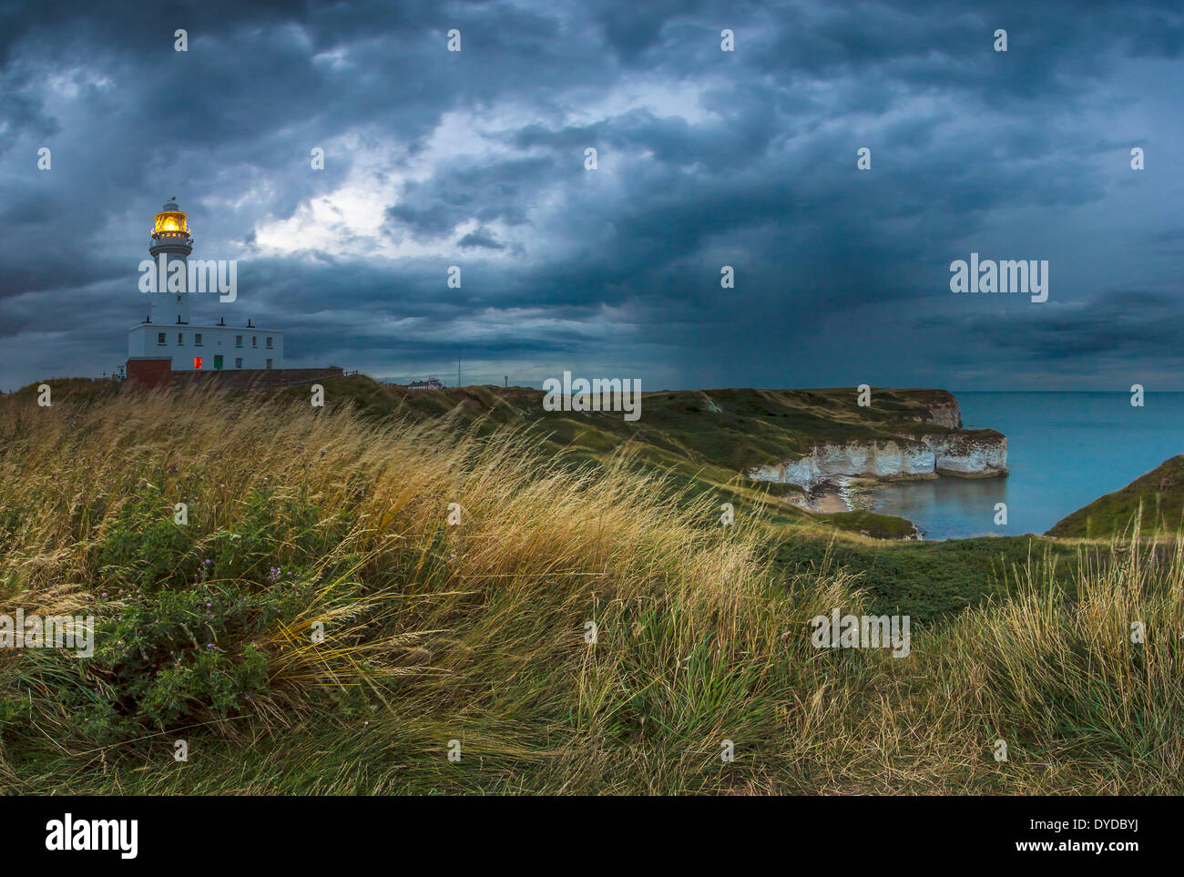 Un orage se déplace vers Flamborough Head au crépuscule. Banque D'Images
