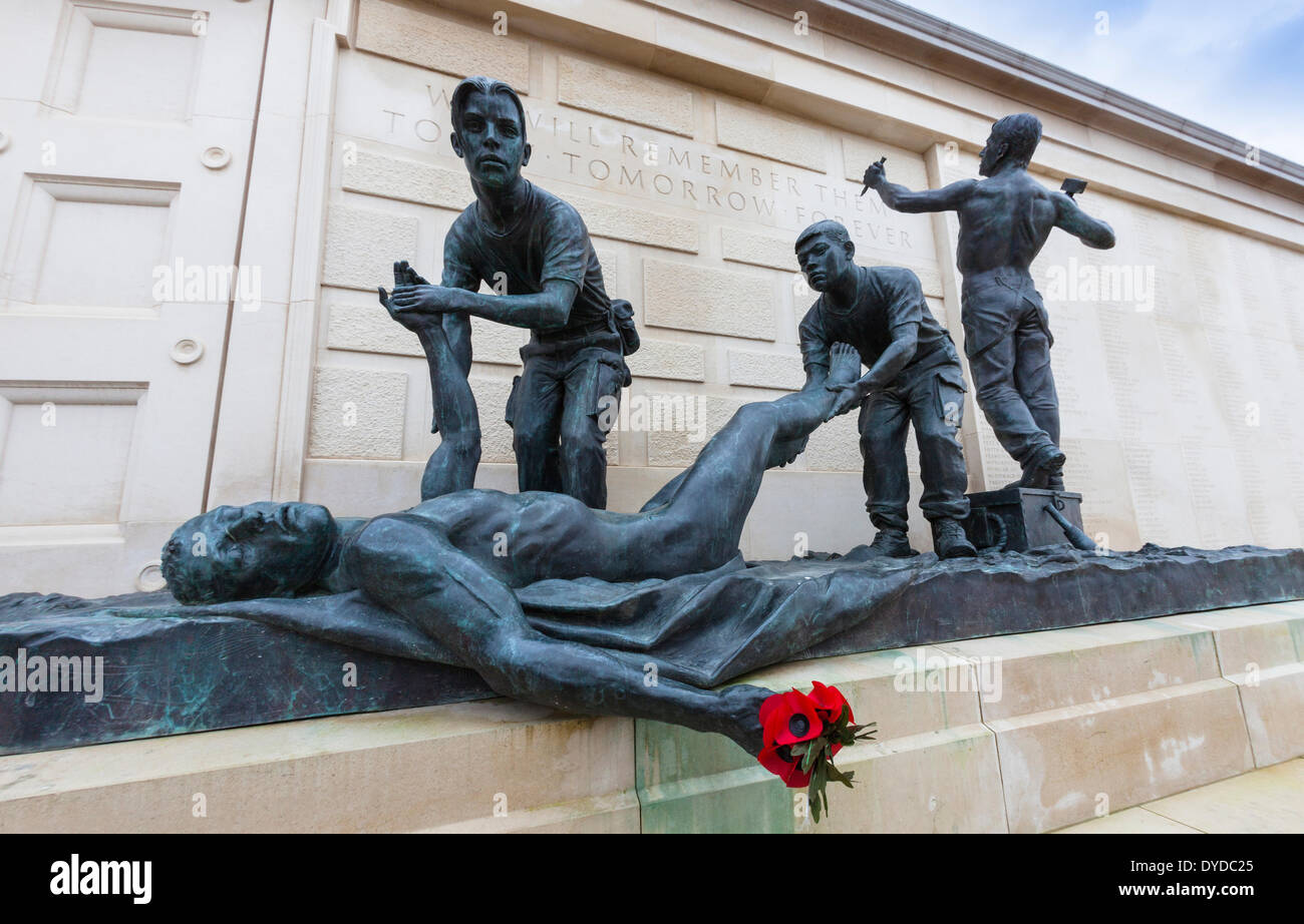 Mémorial pour hommes et femmes tués depuis 1945 au National Memorial Arboretum dans le Staffordshire. Banque D'Images