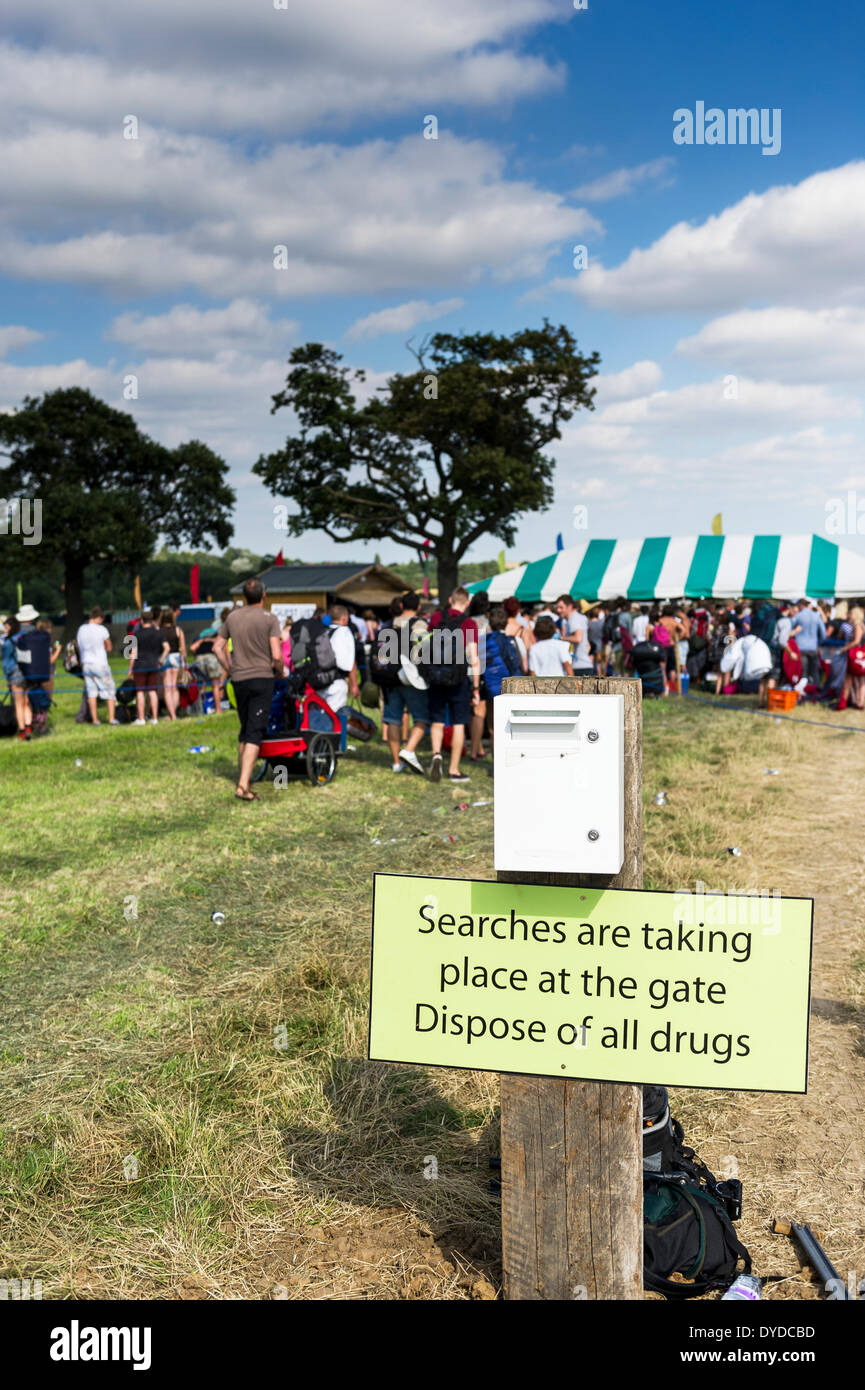 Un panneau à l'entrée de la drogue d'avertissement Festival Brownstock recherches. Banque D'Images