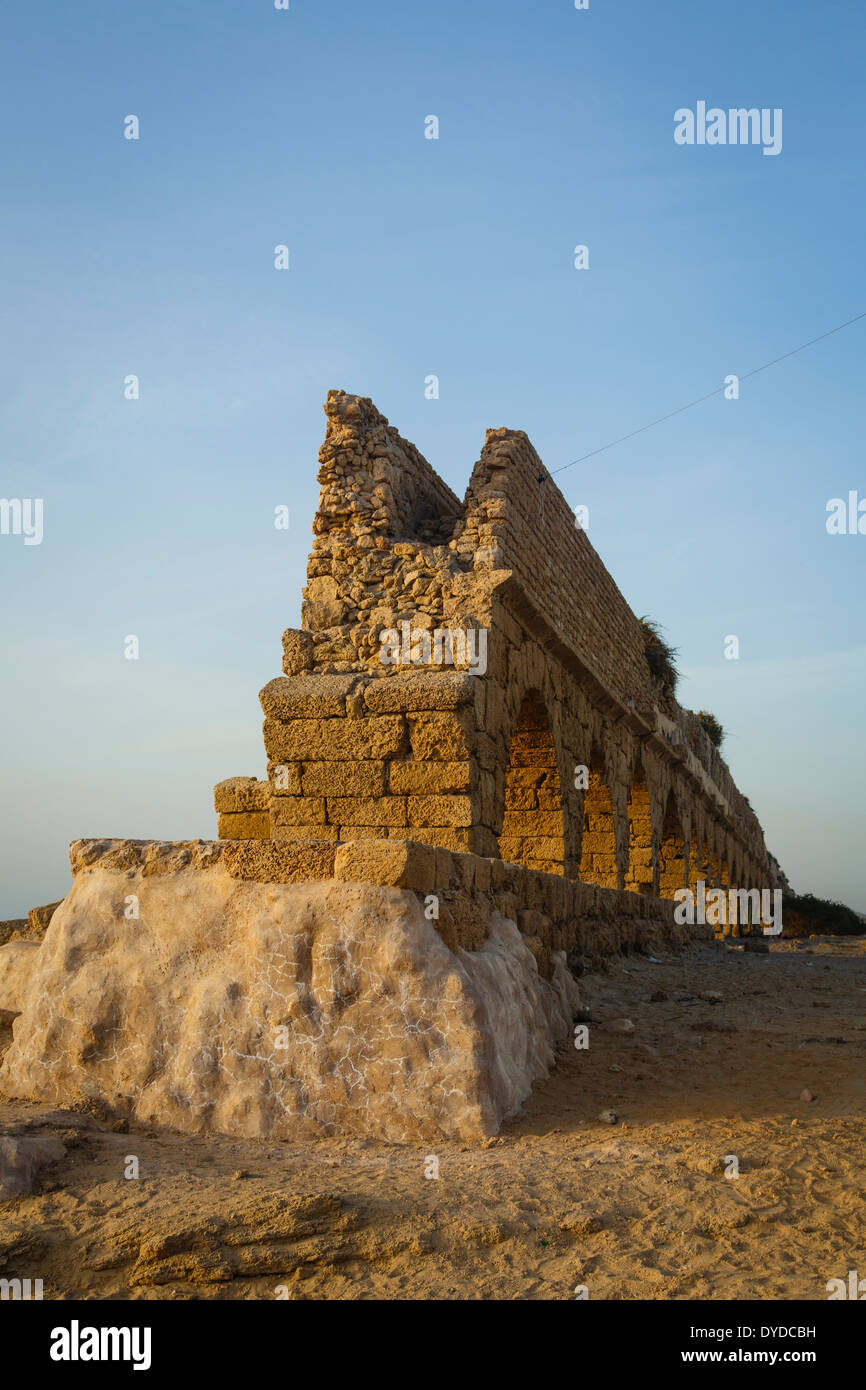 L'aqueduc romain, Césarée, en Israël. Banque D'Images