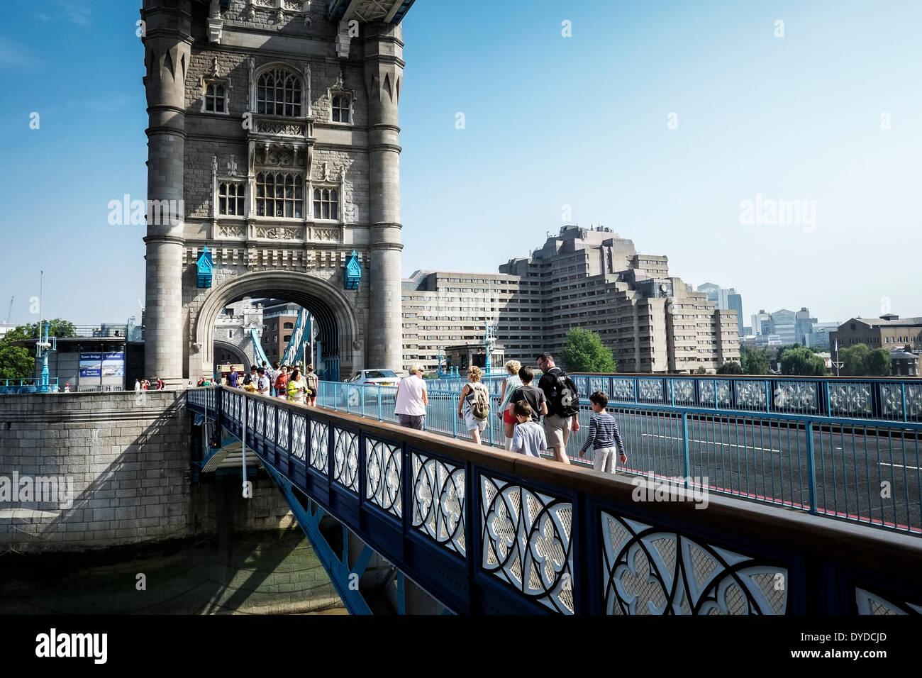 Personnes marchant sur le Tower Bridge. Banque D'Images