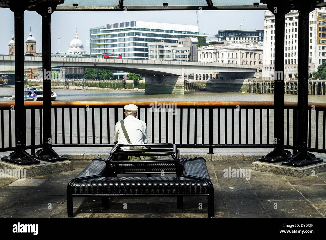 Un homme assis sur la rive sud de Londres. Banque D'Images