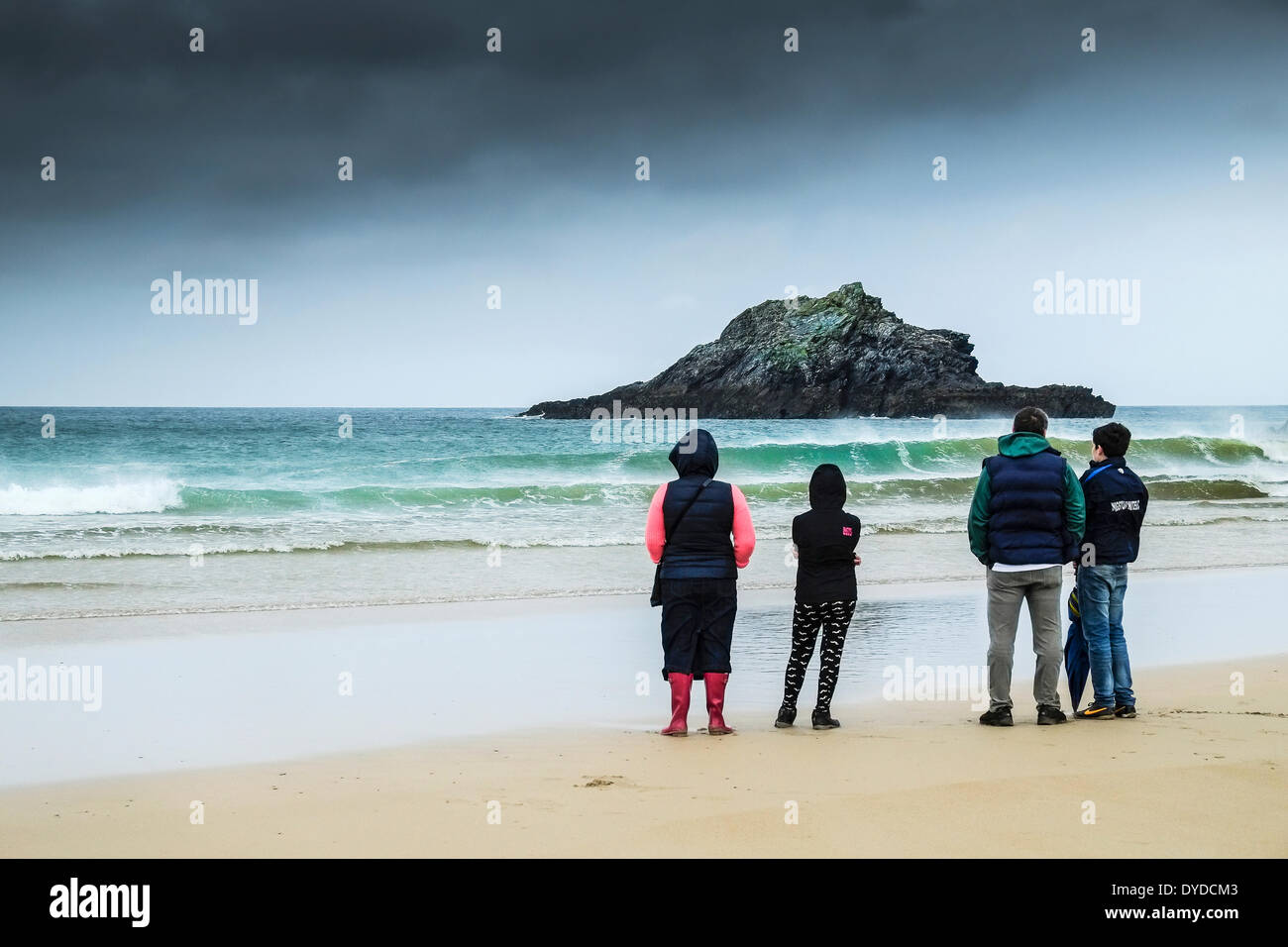 Une famille debout sur plage de Crantock à Newquay. Banque D'Images