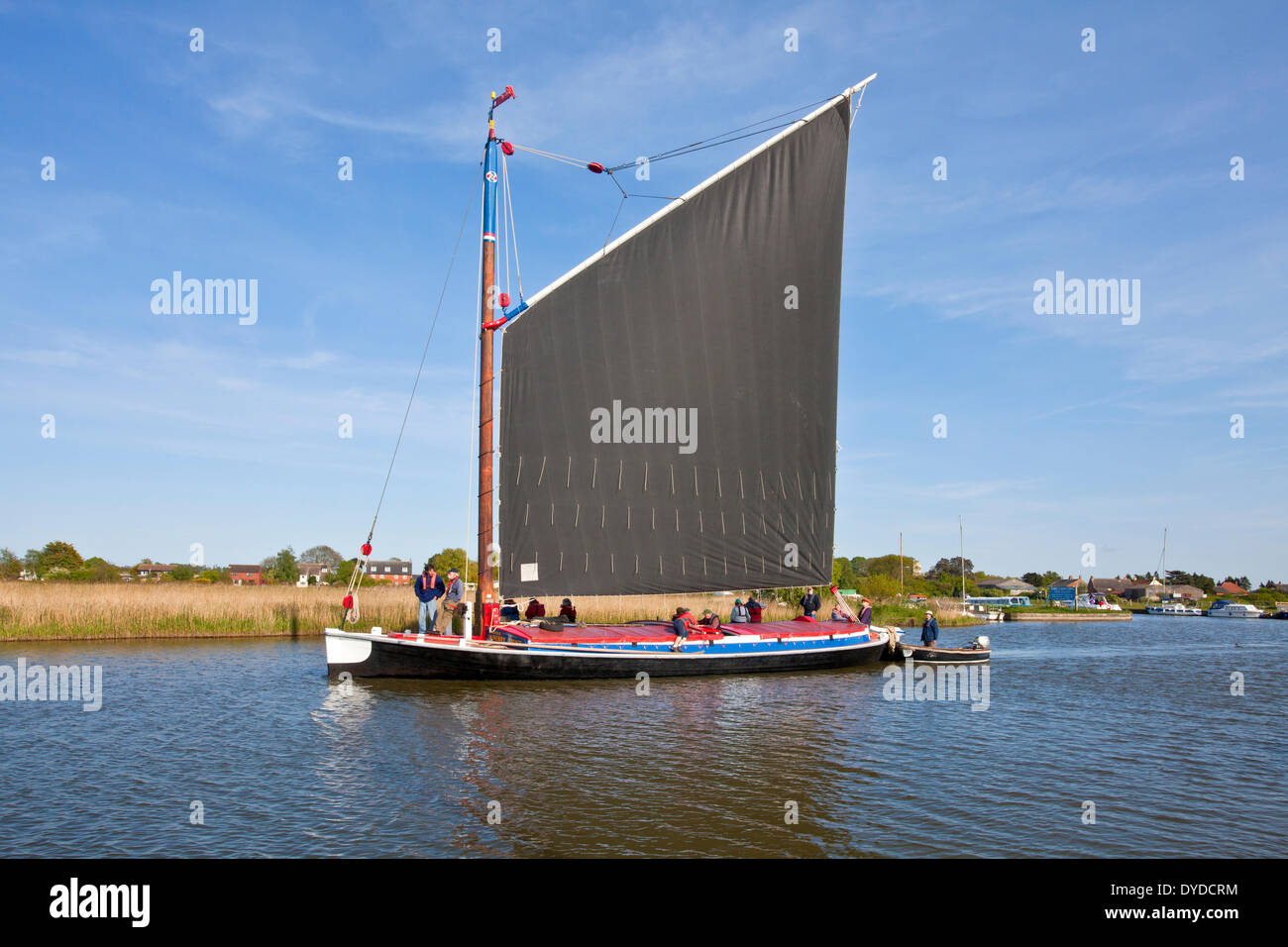 Le Wherry Albion la voile sur la rivière Thurne dans les Norfolk Broads. Banque D'Images