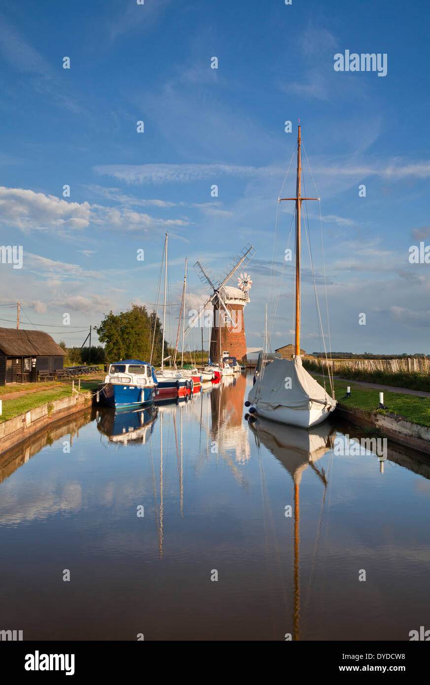 Drainage Horsey Mill et bateaux un soir d'été sur les Norfolk Broads. Banque D'Images