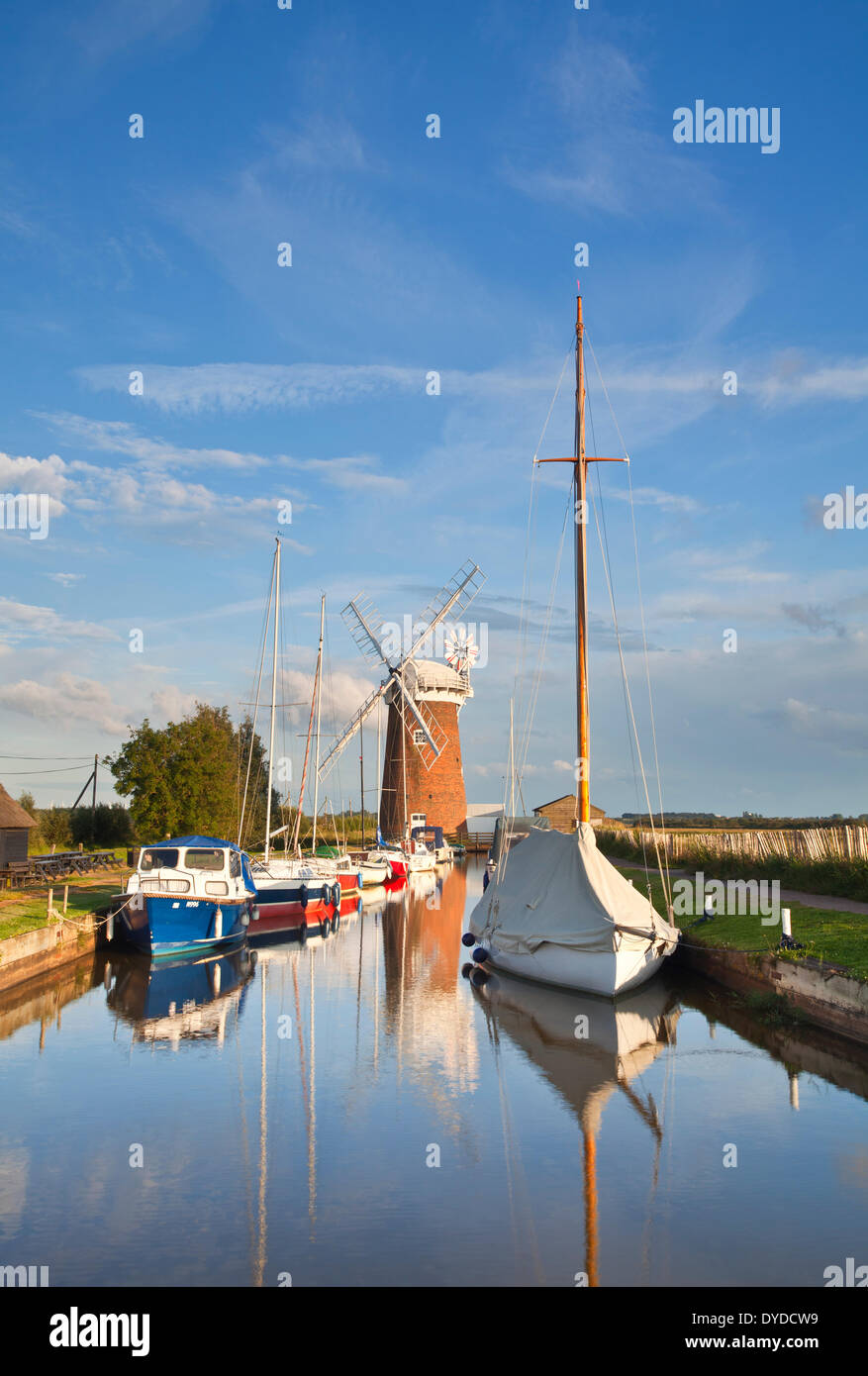 Drainage Horsey Mill et bateaux un soir d'été sur les Norfolk Broads. Banque D'Images