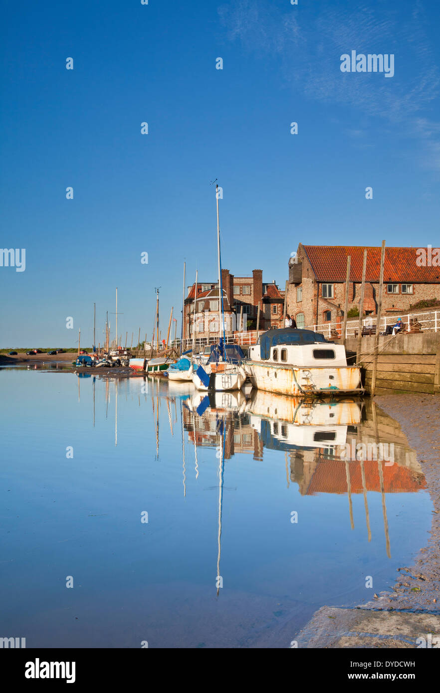 Blakeney Quay un soir d'été sur la côte nord du comté de Norfolk. Banque D'Images