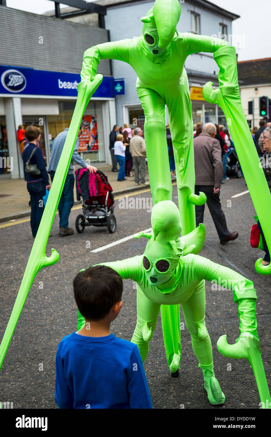 Un jeune garçon répond aux bugs à la Witham Festival International de Marionnettes. Banque D'Images