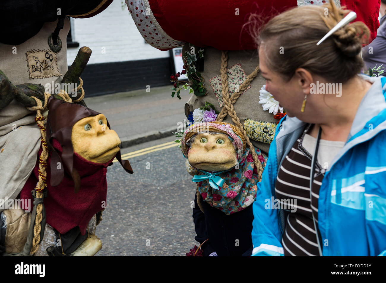 Deux artistes au Festival International de Marionnettes Witham chat à un membre du public. Banque D'Images