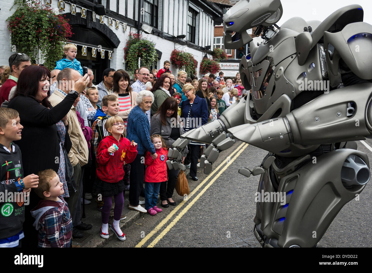 Le Robot Titan connaisseur de la foule à la Witham Festival International de Marionnettes. Banque D'Images