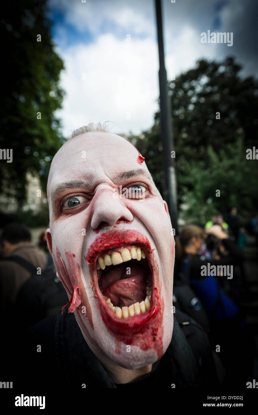 Un participant à l'assemblée annuelle de Londres Zombie Invasion la collecte de fonds pour les sans-abri St Mungo's la charité. Banque D'Images
