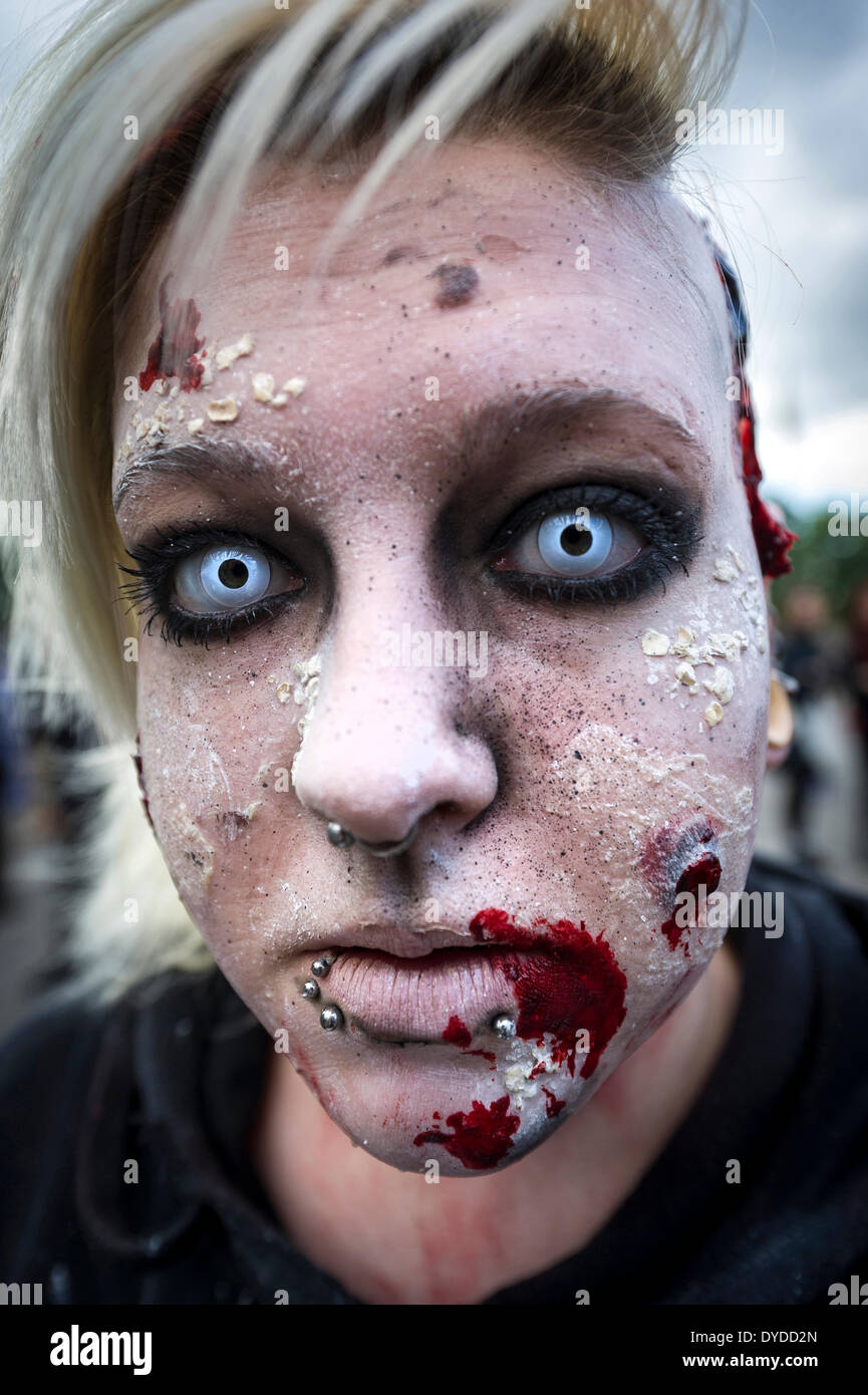 Un participant à l'assemblée annuelle de Londres Zombie Invasion la collecte de fonds pour les sans-abri St Mungo's la charité. Banque D'Images