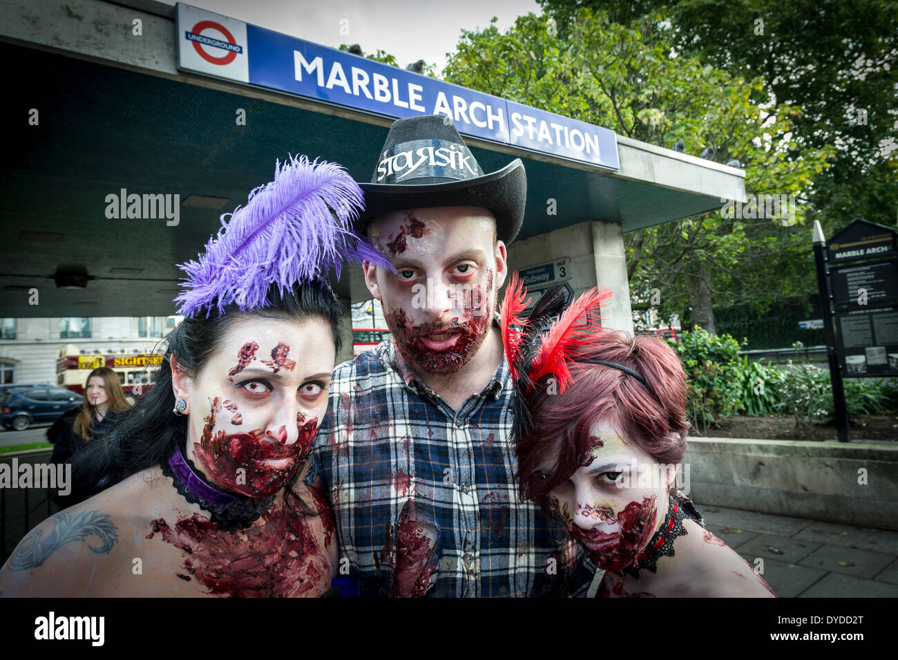 Trois participants dans le rapport annuel d'invasion de zombies de Londres la collecte de fonds pour les sans-abri St Mungo's la charité. Banque D'Images