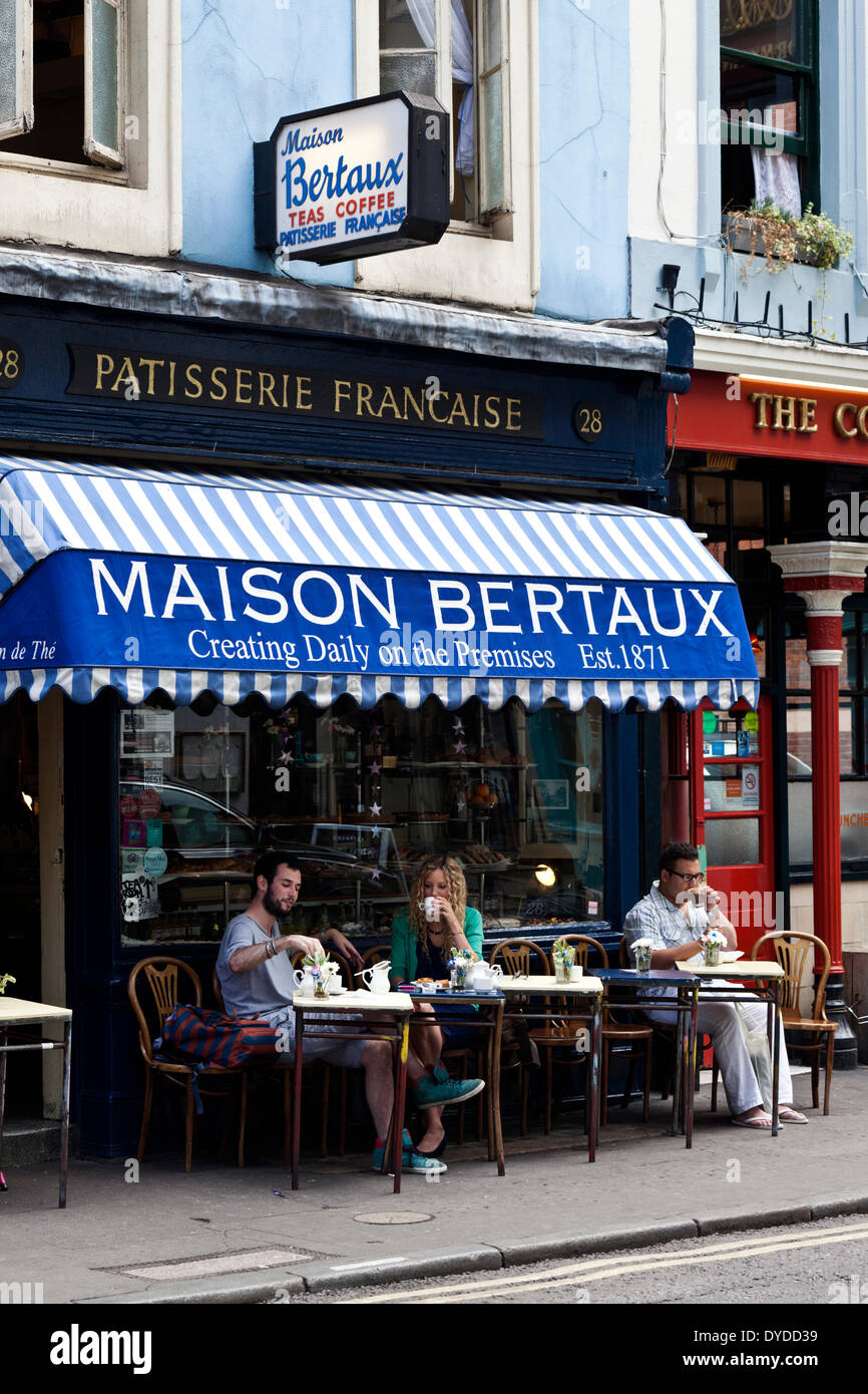 Tables à l'extérieur Maison Bertaux qui est la plus ancienne pâtisserie dans Londres. Banque D'Images