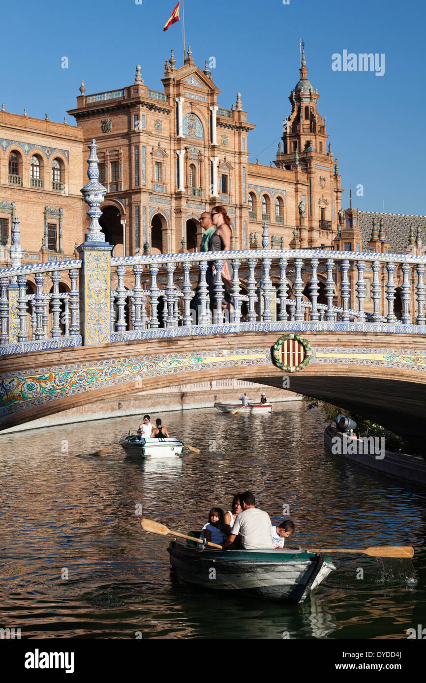 Bateaux sur le fleuve à la Plaza de Espana. Banque D'Images
