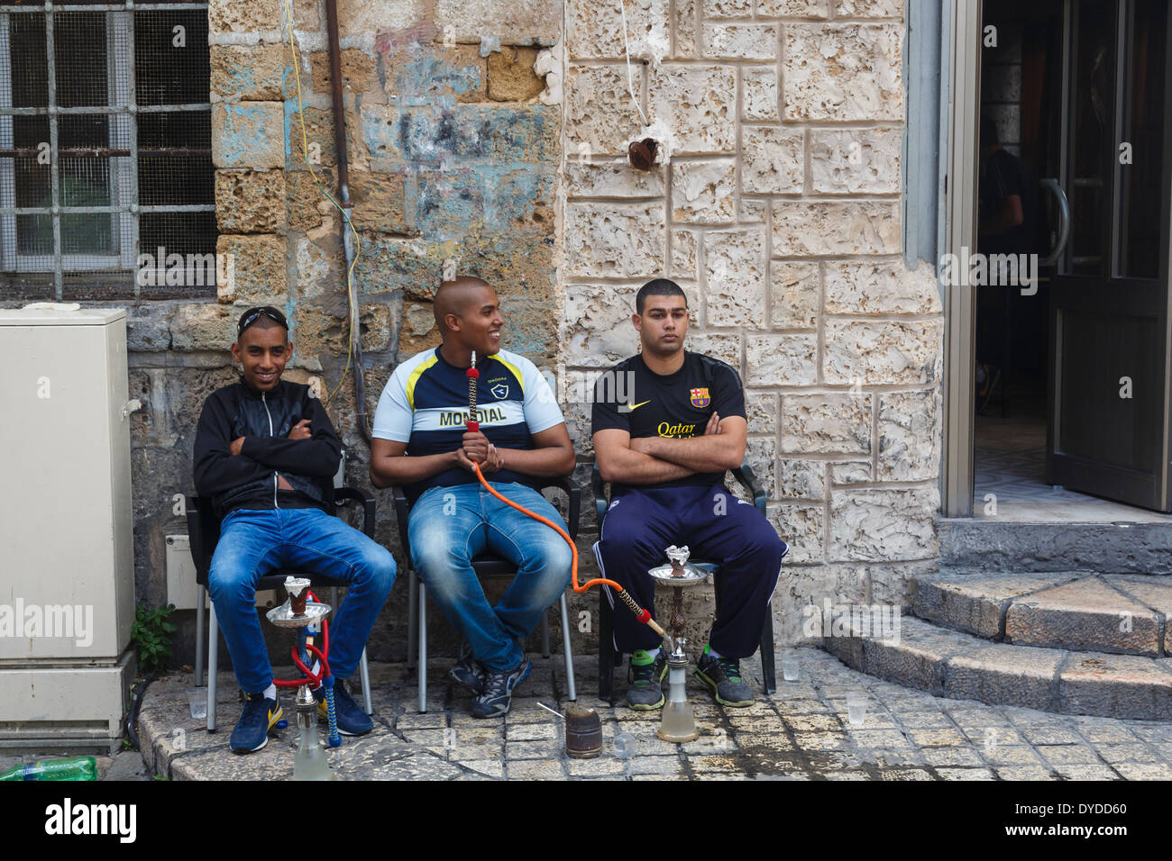 Les hommes fumeurs pipe arabe dans la vieille ville d'Akko (Acre), Israël. Banque D'Images