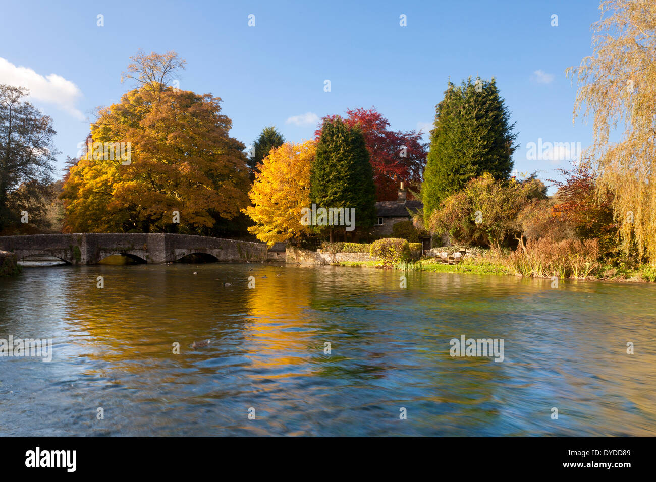 Ashford dans l'eau sur un après-midi d'automne dans le Peak District. Banque D'Images