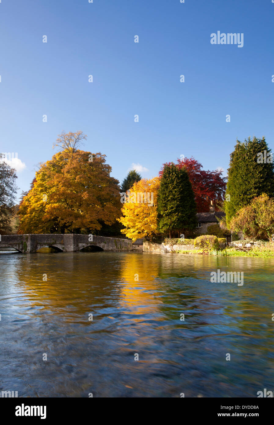 Ashford dans l'eau sur un après-midi d'automne dans le Peak District. Banque D'Images