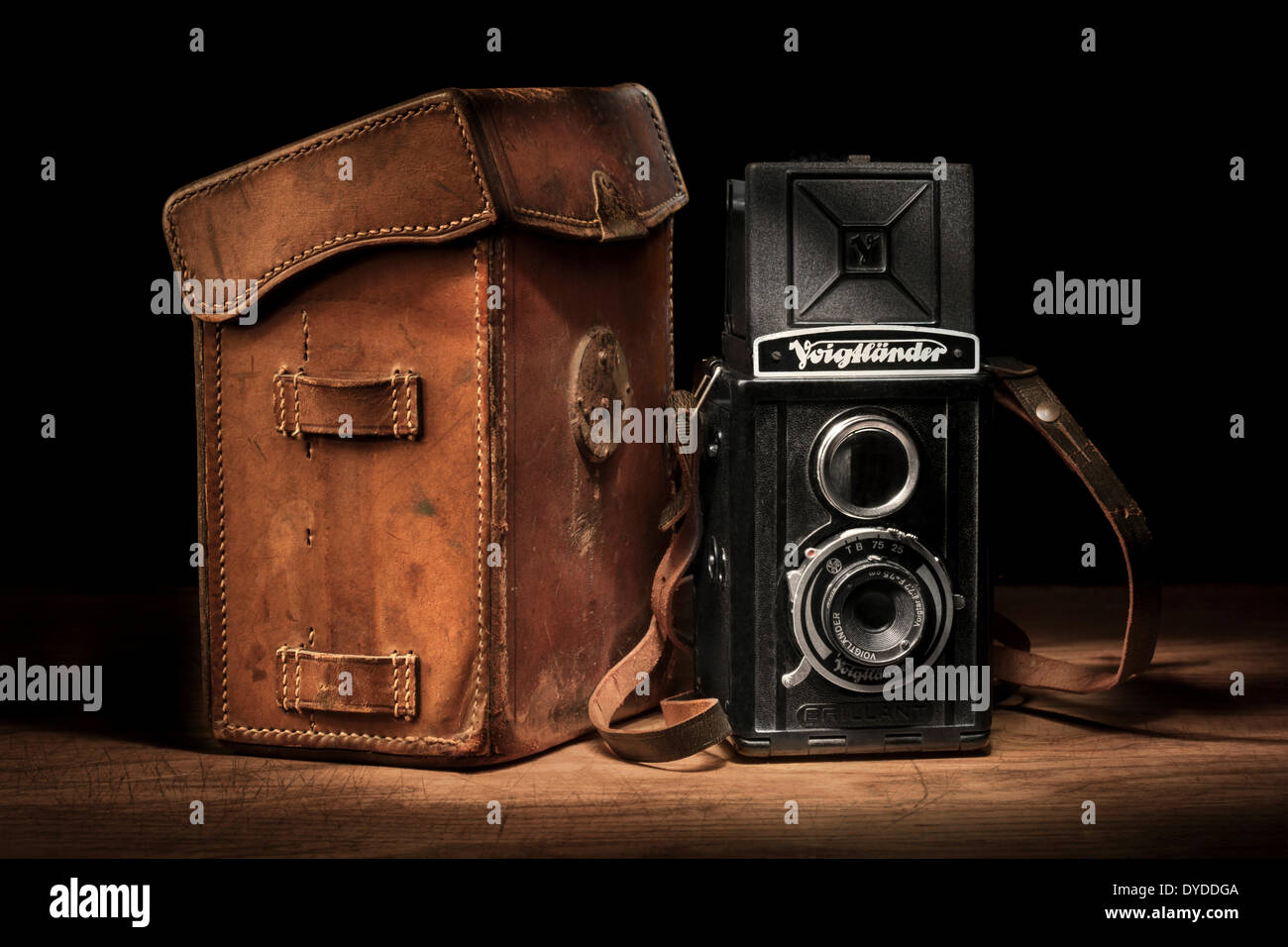 Appareil photo Vintage Voigtlander brillant avec étui en cuir et faites tourner des films. Banque D'Images