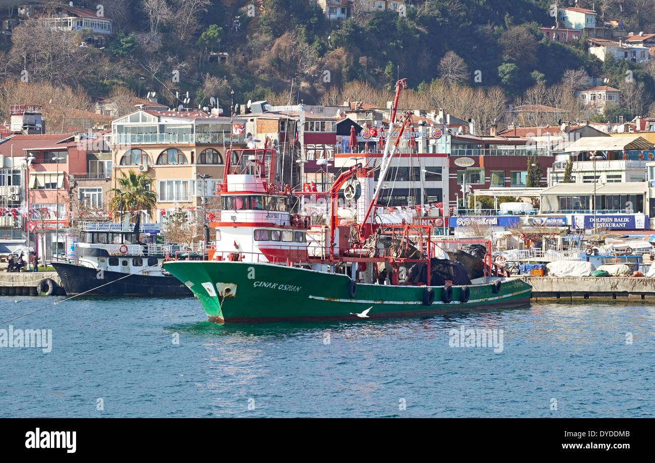 Chalutier de pêche sur le détroit du Bosphore, Istanbul en Turquie. Banque D'Images