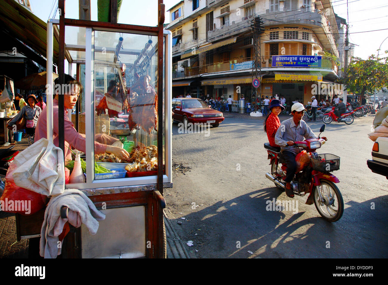Vendeurs de nourriture dans les rues de Phnom Penh. Banque D'Images