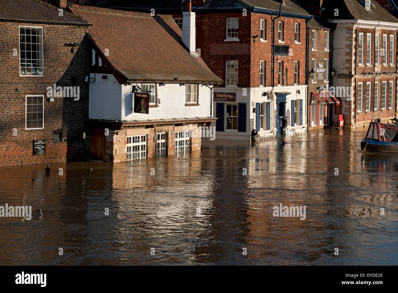 Les inondations d'hiver au Kings Arms pub sur Kings Staith. Banque D'Images