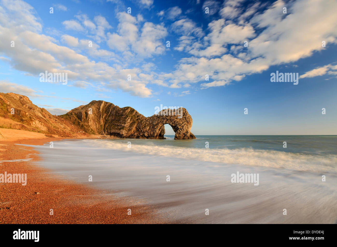 L'arche de roche naturelle Durdle Door éclairées par le soleil du soir. Banque D'Images